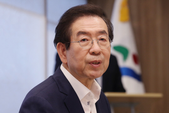 발언하는 박원순 서울시장 박원순 서울시장이 23일 오후 서울 시청에서 열린 자영업자 사회안전망 구축을 위한 간담회에서 발언하고 있다. 연합